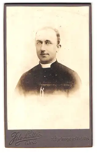 Fotografie J. de Lattre, Gand, 20, Rue Longue des Violettes, Portrait Geistlicher in Robe