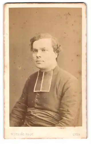 Fotografie Victoire, Lyon, 22, Rue St. Pierre, Portrait Geistlicher im Talar