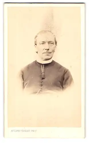 Fotografie Adolphe Peemans, Bruxelles, 50, Rue des Eperonniers, 50, Portrait Geistlicher in Robe