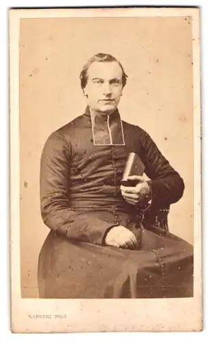 Fotografie Herbert, Beauvais, 7, Rue du Lion Rampant, 7, Portrait Geistlicher im Talar mit Bibel