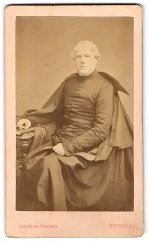 Fotografie Chémar Frères, Bruxelles, 27, rue de l`Ecuyer, 27, Portrait Geistlicher mit Bibel am Tisch sitzend