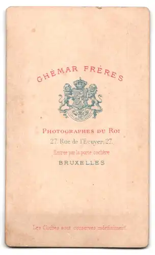 Fotografie Chémar Frères, Bruxelles, 27, rue de l`Ecuyer, 27, Portrait Geistlicher mit Bibel am Tisch sitzend