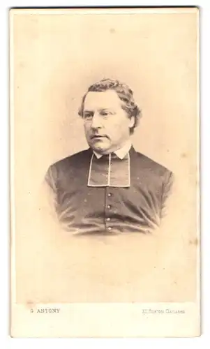 Fotografie G. Antony, Liège, 32, Rue des Clarisses, Portrait Geistlicher im Talar