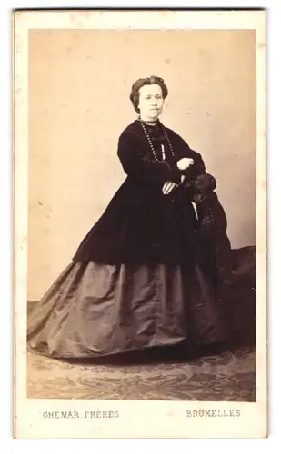Fotografie Ghémar Frères, Bruxelles, Portrait junge Dame in zeitgenössischer Kleidung
