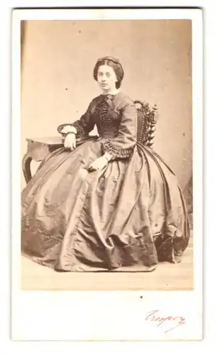 Fotografie Crespon, Nimes, Portrait junge Dame im Kleid am Tisch sitzend