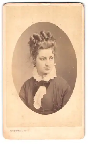 Fotografie G. B. Sciutto, Genova, Via Nuova Palazzo Adorno 10, Dame in Kleid mit Zierkragen trägt Haare hochgesteckt
