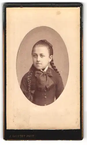 Fotografie J. Guittet, Le Mans, Kleines Mädchen trägt Haarband und zwei lange geflochtene Zöpfe