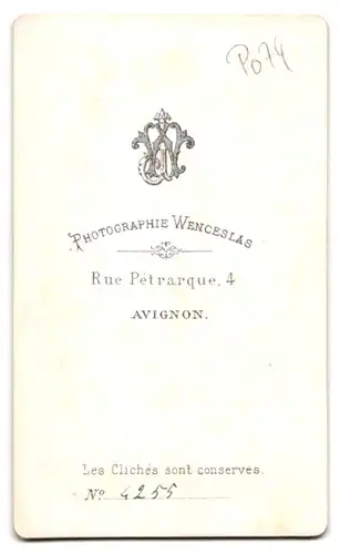 Fotografie Wenceslas, Avignon, Rue Pétrarque 4, Junge Dame trägt Zierkragen und Undercut mit toupierten Haaren