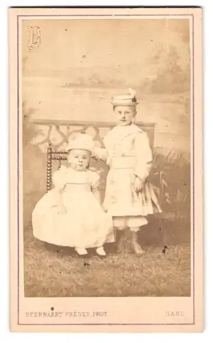 Fotografie Beernaert Frères, Gand, Rue de la Vigne 6, Zwei Ki9nder in weissen Kleidchen und mit weissen Hüten