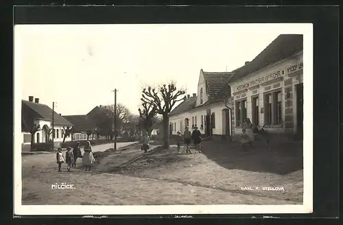 AK Milowitz / Milovice, Dorfstrasse mit Gasthaus und Kindern