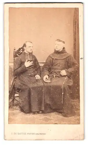 Fotografie L. de Laetré, Gand, Petite Rue de la Station 40, Portrait zwei Mönche in Kutten im Gespräch