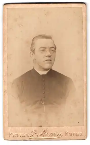 Fotografie Prosper Morren, Malines, 54, Rue Sainte Cathérine, Portrait Geistlicher mit Zwicker in Robe