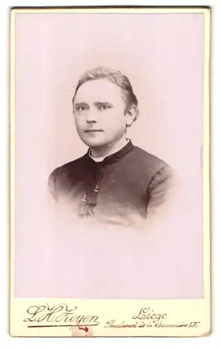 Fotografie L. H. Zeyen, Liege, Boulevard de la Dauveniére 137, Portrait junger Priester im Talar