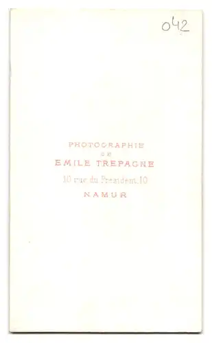 Fotografie E. Trepagne, Namur, 10, rue du President, Portrait junger charmanter Geistlicher im Talar mit Gebetsbuch