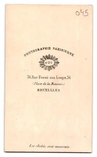 Fotografie Delabarre & Cie., Bruxelles, 36, Rue Fossé aux Loups, Portrait junger charmanter Geistlicher im Talar