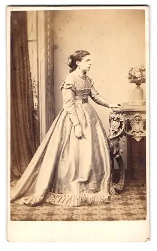 Fotografie A. Emery, Hanley, 9 Albion Place, Portrait schönes Fräulein im gestreiften Kleid mit Stickerei und Ziergürtel