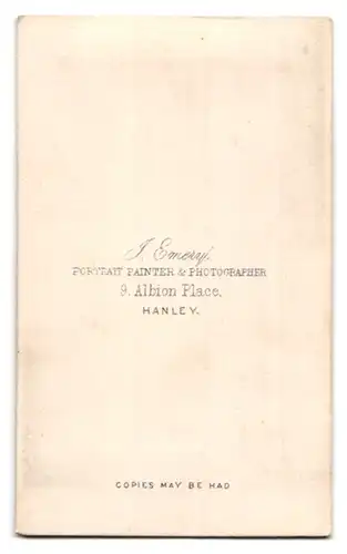 Fotografie A. Emery, Hanley, 9 Albion Place, Portrait schönes Fräulein im gestreiften Kleid mit Stickerei und Ziergürtel