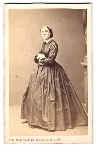 Fotografie Ferd. Mulnier, Paris, 25 Boulevard des Italiens, Portrait hübsche Frau mit Zierknopfleiste am Kleid