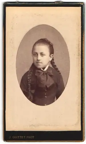 Fotografie J. Guittet, Le Mans, Quai de la Digue, Portrait bildschönes Mädchen mit langen Flechtzöpfen