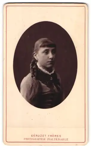 Fotografie Géruzet Fréres, Bruxelles, 27 Rue de l'Ecuyer, Portrait dunkelhaariges Mädchen mit langem Flechtzopf