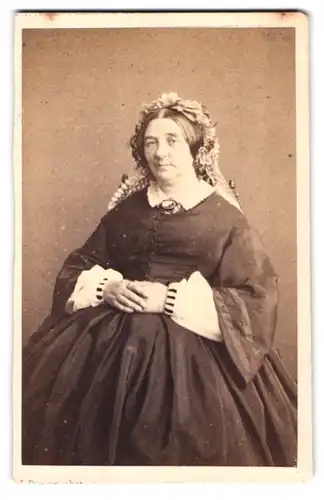 Fotografie J. Dupont, Anvers, Place de Meir, 32, Portrait ältere Dame im Kleid mit Haube