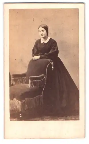 Fotografie Durand, Lyon, Quai d`Orléans, 11, Portrait junge Dame im langen Kleid