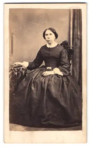 Fotografie Auguste Ménard, Granville, Portrait bürgerliche Dame im Sonntagskleid