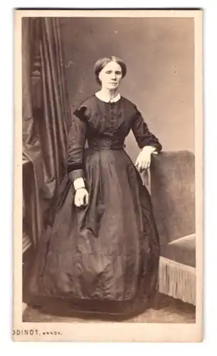 Fotografie Odinot, Nancy, 130, Rue St. Dizier, Portrait ältere Dame im Sonntagskleid