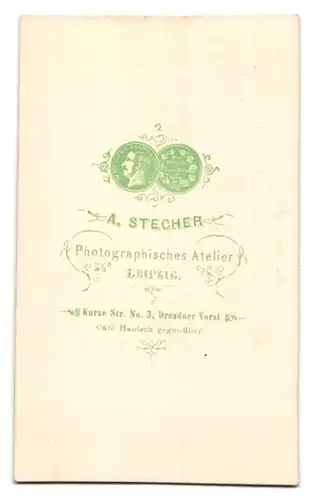 Fotografie A. Stecher, Leipzig, Kurze Str. 3, Portrait lachendes kleines Mädchen im karierten u. gerüschtem Kleidchen