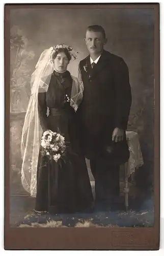 Fotografie Arthur E. Baer, Kreuzlingen, Portrait junges Paar in Hochzeitskleidung mit Schleier und Blumenstrauss