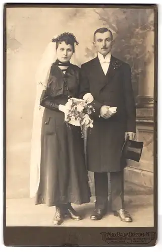 Fotografie Max Baum, Dresden-N, Königsbrückerstrsse 62, Portrait junges Paar in Hochzeitskleidung mit Blumenstrauss