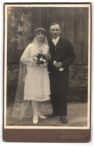 Fotografie Hermann Schöne, Oberlichtenau, Portrait junges Paar in Hochzeitskleidung mit Schleier und Blumenstrauss