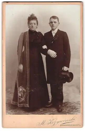 Fotografie M. Krzywinski, Grossröhrsdorf i /S., Grossmannstrasse, Portrait junges Paar in Hochzeitskleidung mit Schleier