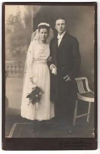 Fotografie R. Steinert, Kamenz, Hoyerswerdaerstrasse 30, Portrait junges Paar in Hochzeitskleidung mit Blumenstrauss