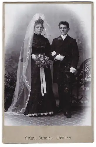 Fotografie A. Schmidt & Pötzsch, Tharandt, Portrait junges Paar in Hochzeitskleidung mit Schleier und Blumenstrauss