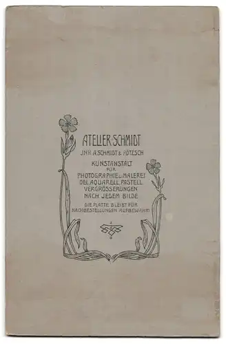 Fotografie A. Schmidt & Pötzsch, Tharandt, Portrait junges Paar in Hochzeitskleidung mit Schleier und Blumenstrauss