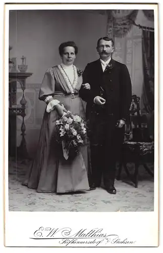 Fotografie E. W. Matthias, Seifhennersdorf in Sachsen, Portrait bürgerliches Paar in Hochzeitskleidung mit Blumenstrauss