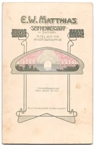 Fotografie E. W. Matthias, Seifhennersdorf in Sachsen, Portrait bürgerliches Paar in Hochzeitskleidung mit Blumenstrauss