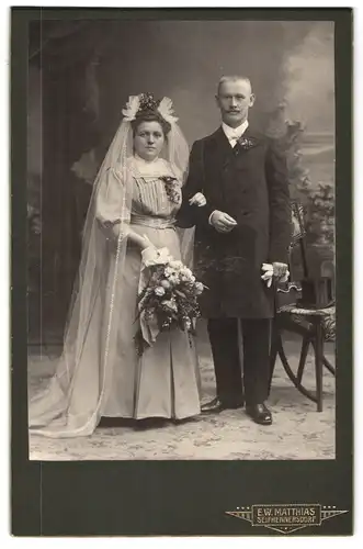 Fotografie E. W. Matthias, Seifhennersdorf, Portrait bürgerliches Paar in hübscher Kleidung bei seiner Hochzeit