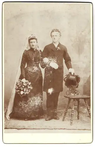 Fotografie unbekannter Fotograf und Ort, Portrait bürgerliches Paar in hübscher Kleidung bei seiner Hochzeit