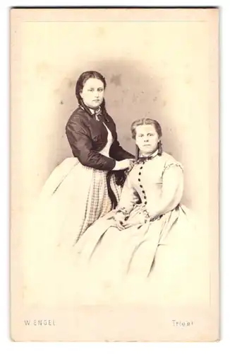 Fotografie W. Engel, Triest, Via del Forni 892, Portrait zwei junge Damen in modischer Kleidung