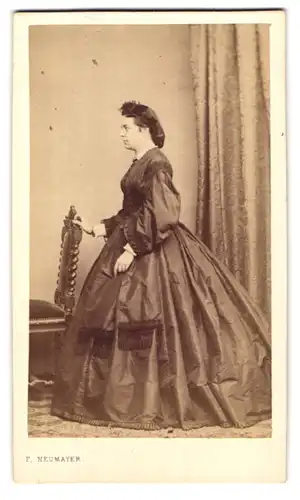 Fotografie Franz Neumayer, München, Neue Pferdstrasse 2, Portrait bürgerliche Dame im Festkleid