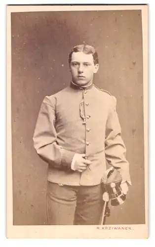 Fotografie R. Krziwanek, Wien, Hofstallstrasse 5, Portrait Student in Uniform mit Degen
