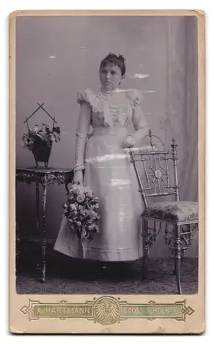 Fotografie A. Hartmann, Gross-Schönau, rücks. Ansicht Gross-Schönau, vorders. Fräulein mit Blumenstrauss