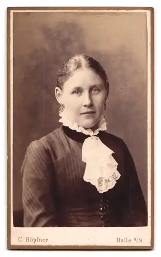 Fotografie C. Höpfner, Halle / Saale, Poststr. 13, rücks. Ansicht Halle/S., vorders. Portrait schönes Fräulein