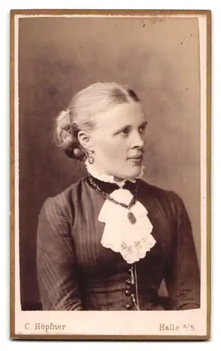 Fotografie C. Höpfner, Halle / Saale, Poststr. 13, rücks. Ansicht Halle/S., vorders. Portrait blonde Schönheit