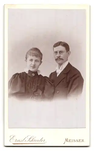 Fotografie Ernst Schroeter, Meissen, Obergasse 597, rücks. Ansicht Meissen, vorders. Portrait eines elegantes Paar
