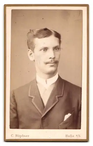 Fotografie C. Höpfner, Halle / Saale, Poststr. 13, rücks. Ansicht Halle/S., vorders. Portrait charmanter Mann im Anzug