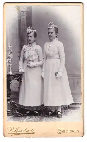 Fotografie C. Gersbach, Säckingen, Portrait zwei bildschöne Mädchen in hübchen Kleidern zur Kommunion