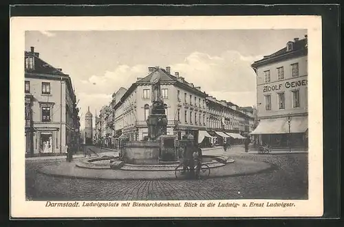 AK Darmstadt, Blick in die Ludwig- und Ernst Ludwigstrasse mit Geschäften, Ludwigplatz mit Bismarckdenkmal